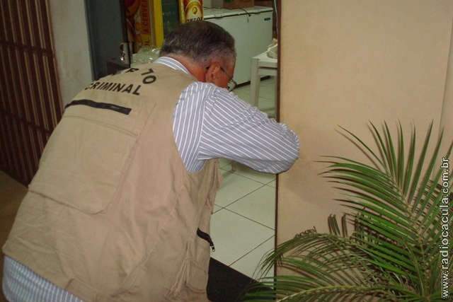  Ex-gar&ccedil;om assalta bar e acaba morto em troca de tiros com policial
