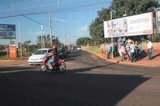 Moradores reclamam de falta de sinalização na esquina com a Três Barras(Foto: Marcos Ermínio)