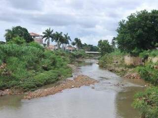 Avenida margeia o rio Anhanduí e asfalto sofre com erosão (Foto: Alcides Neto/Arquivo)