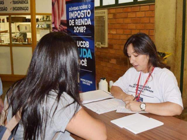 Estudantes orientam contribuintes no preenchimento do imposto de renda 