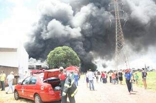 Funcionários viram fogo que se propagou muito rapidamente (Foto: Marcos Ermínio)