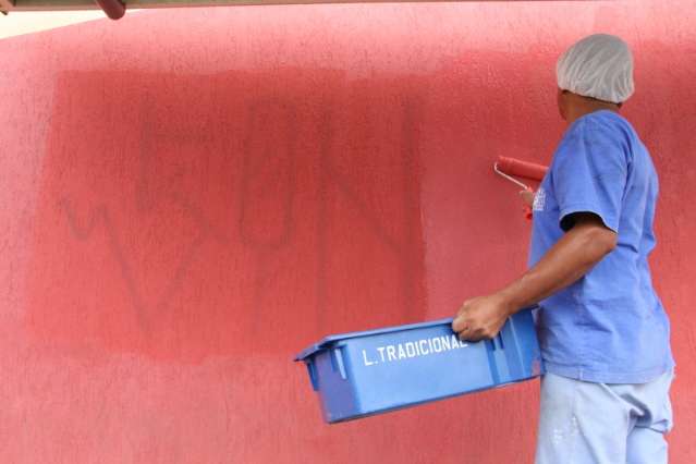 Pichadores n&atilde;o poupam nada e transformam avenida em &ldquo;rabisco&rdquo;
