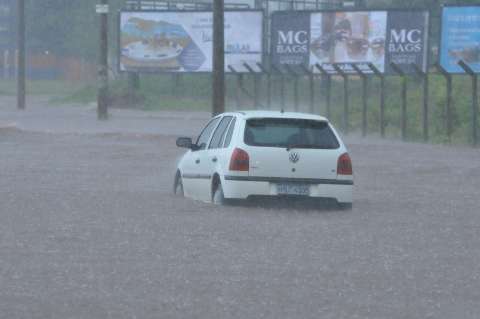 Chuva causa transtornos no trânsito e alagamentos na região norte 