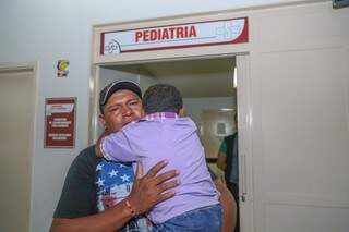 Heraldo com o filho de três anos aguardando para visitar a recém-nascida (Foto: Fernando Antunes)