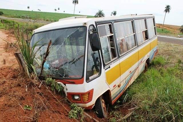 Seis trabalhadores ficam feridos ap&oacute;s micro-&ocirc;nibus bater em ribanceira