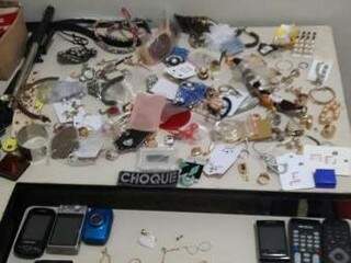 Na casa de um dos homens, foram encontrados joias, celulares que tinham sido furtados. (Foto: divulgação/PM) 