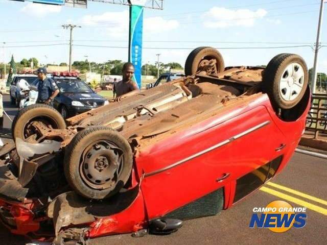  Condutor de Fox que capotou em F&aacute;tima do Sul estava embriagado