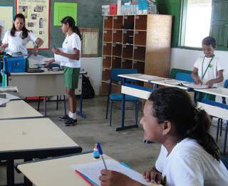 Em sala de aula, Edilaine compenetrada e ao mesmo tempo esboçando um sorriso pantaneiro. (Foto: Paula Maciulevicius)