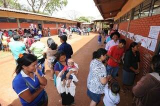 Índios formam fila para votar em escola da aldeia Jaguapiru, em Dourados (Foto: Ademir Almeida)