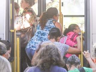 Mulheres embarcam em ônibus da linha 072, o expresso das domésticas (Foto: Marcos Maluf)