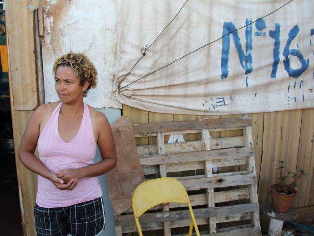 Moradores de favela vivem &agrave; base de gambiarras, mas n&atilde;o deixam a peteca cair