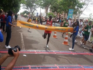 Queniano liderou, em percurso de 21 km, na 5ª edição da Meia-Maratona Volta das Nações (Foto: Zana Zaidan)
