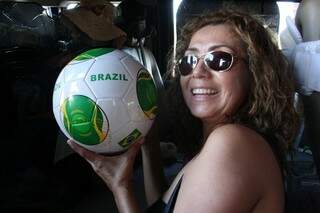 Na van, a família leva junto uma bola do Brasil.