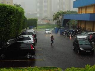 Chuva forte atingiu Campo Grande nesta tarde. (Foto: Rodrigo Pazinato)