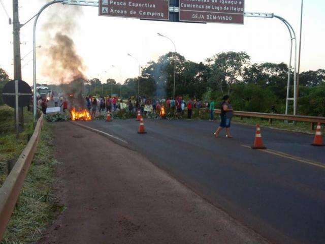 Contra a municipaliza&ccedil;&atilde;o da sa&uacute;de, &iacute;ndios guarani fecham trecho da 163 
