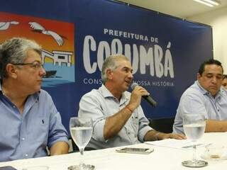 Deputado eleito, Evander Vendramini (PP), governador Reinaldo Azambuja (PSDB), no centro e o prefeito de Corumbá, Marcelo Iunes, à direita, durante evento (Foto: Assessoria - Governo MS)