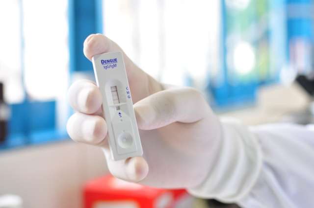 Casos de dengue tamb&eacute;m provocam lota&ccedil;&atilde;o em laborat&oacute;rios