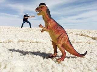 Foto surrealista, é indispensável a quem visita o Salar de Uyuni. Guevara resolveu brincar com um dinossauro.