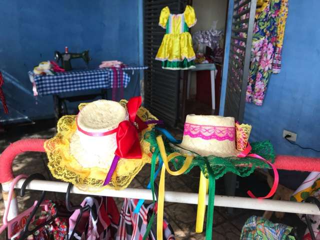 H&aacute; 10 anos, Aur&eacute;lia costura vestidos de festa junina na varanda das Moreninhas