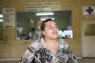 Tainara Souza, 19 anos, esperou demais ontem, teve que fazer raio-x em outro posto e agora espera por atendimento com especialista no CEM (Foto: Fernando Antunes)