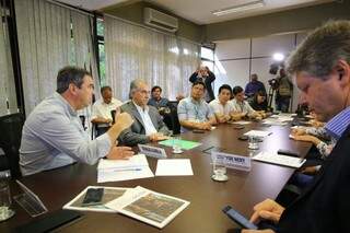 Os secretários Eduardo Riedel e Jaime Verruck e o governador Reinaldo Azambuja, apresentaram dados sobre MS (Foto: André Bittar)
