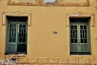 Janelas e fachada são vestígios do passado de uma das famílias mais antigas da Avenida Afonso Pena. (Foto: Fernando Antunes)