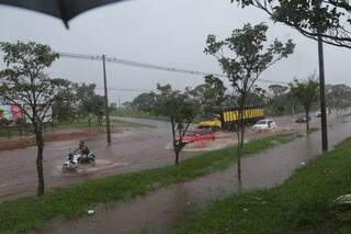 Água inundou várias ruas em Campo Grande neste sábado (Foto: Kisie Ainoã)