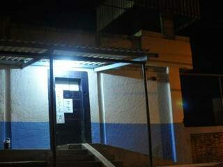 Na porta do Centro de Triagem, portas fechadas e ninguém no aguardo por Amorim (Foto: Alcides Neto)