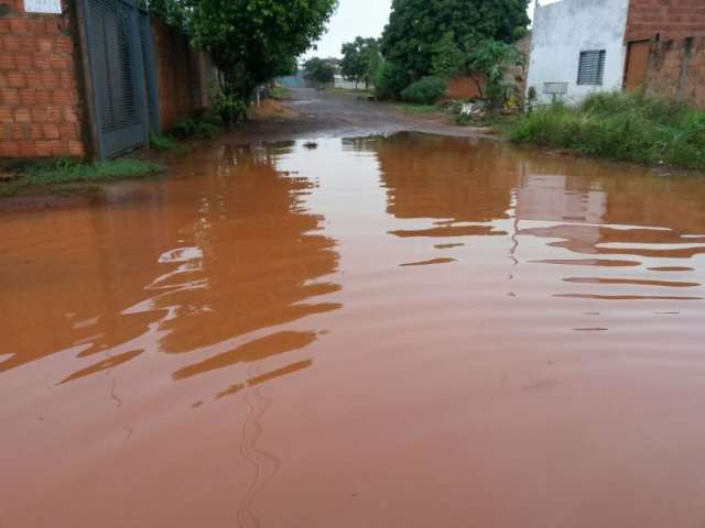 Chuva deixa rua alagada e moradores t&ecirc;m dificuldade para sair de casa