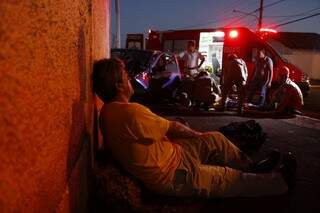 Vítima precisou esperar para ser socorrido pelos bombeiros (Foto: Cleber Gellio)