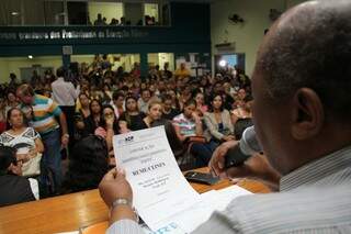 Os professores votaram pela continuação da greve e irão realizar uma &quot;vaquinha&quot; para arrecadar dinheiro (Foto: Marcos Ermínio)