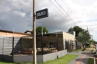 O bar fica entre a Via Parque e a rua Diogo Bernardes. 