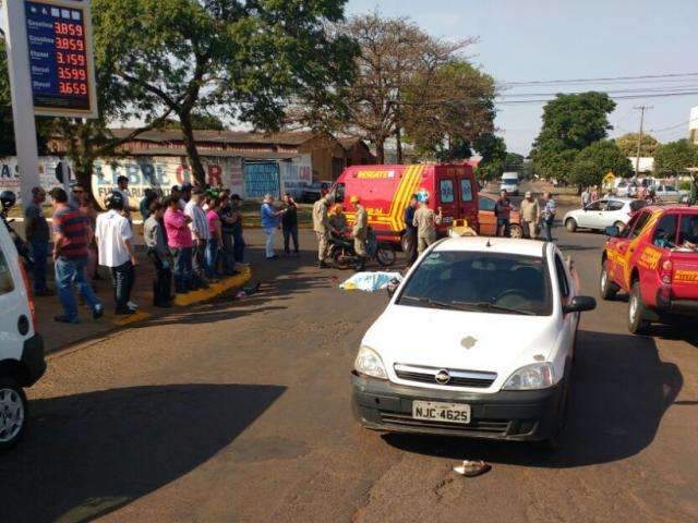 Acidente entre moto e picape em cruzamento mata mulher de 35 anos