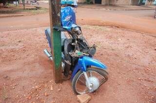 Motocicleta pilotada por adolescente ficou completamente destruída (Foto: Vicentina Online)