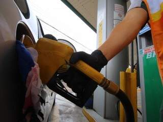 Gasolina comum teve apenas um centavo de aumento no preço médio, (Foto: Marcos Ermínio/arquivo)
