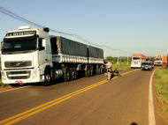  Motociclista morre ap&oacute;s bater em carreta estacionada na rodovia 262