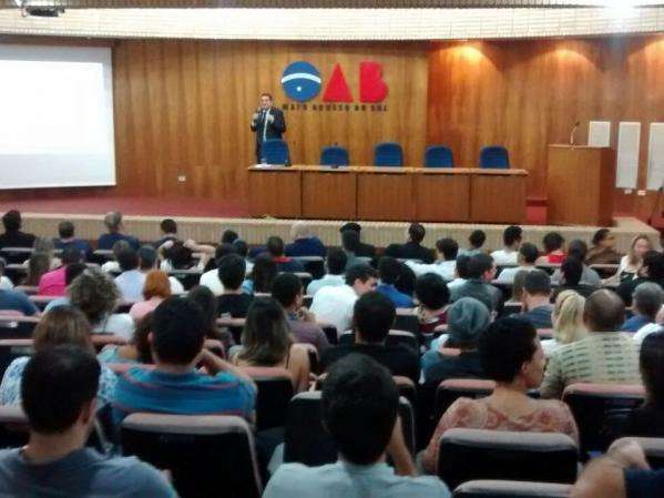 Evento sobre a &quot;Lei da Morda&ccedil;a&quot; na Capital &eacute; marcado por vaias e discuss&otilde;es