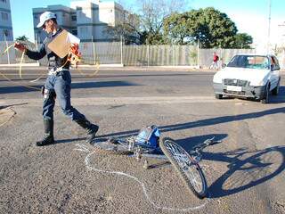 Policial de Trânsito no local do acidente entre biciclita e veículo. (Foto: Minamar Junior)