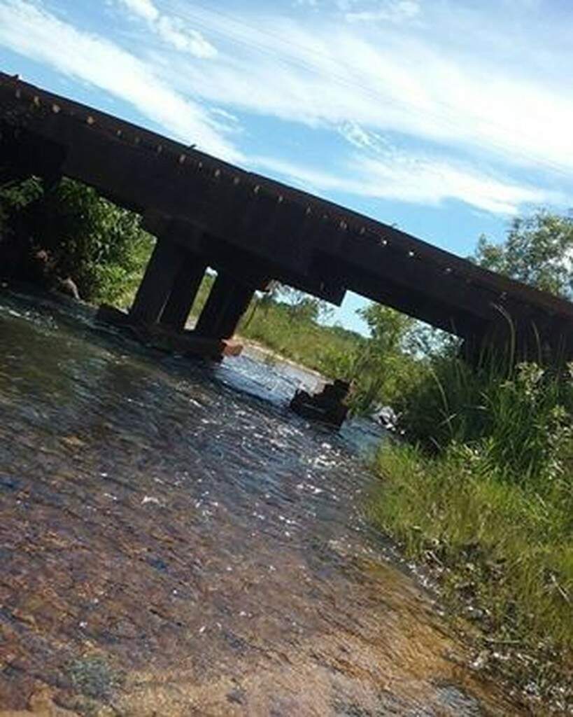 Em Ribas do Rio Pardo, riacho embaixo de ponte é perfeito para manhã em ...