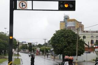 No cruzamento com as ruas Vasconcelo Fernandes, Joaquim Nabuco e Rosa Pires os semáforos estão intermitentes. (Foto: Gerson Walber)