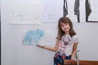 Rafaella animada com sua raposa azul. (Foto: Kísie Ainoã)