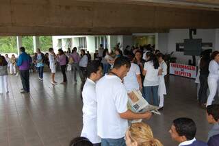 Enfermeiros cruzaram os braços em mobilização salarial. (Foto: Simão Nogueira). 