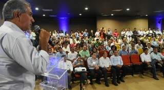 Governador Reinaldo Azambuja, durante anúncio feito em Corumbá. (Foto: Jéssika Barbosa/ Assessoria de Imprensa da governadoria)
