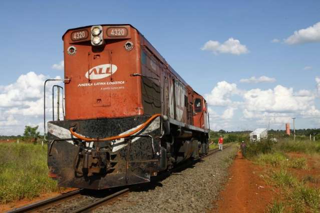 Condutor fica ferido ap&oacute;s carreta colidir com locomotiva na Capital