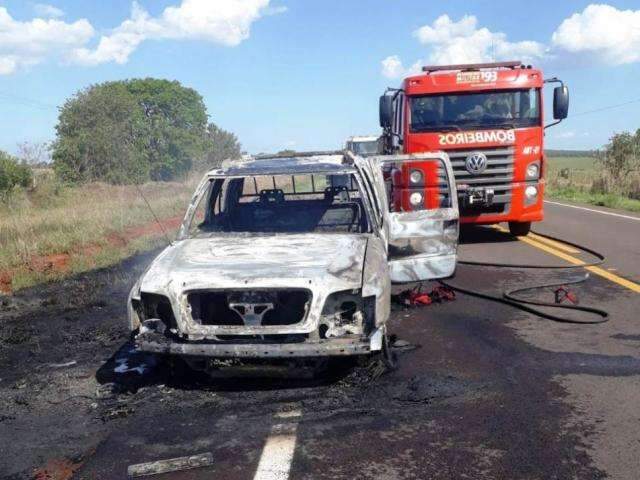 Inc&ecirc;ndio se alastra rapidamente e destr&oacute;i camionete na MS-338