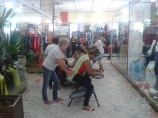 Shopping oferece cinco minutos de massagem rápida para os clientes