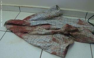 Camisa suja de sangue é encontrada ao lado do corpo de indígena. (Foto:Gazeta News)