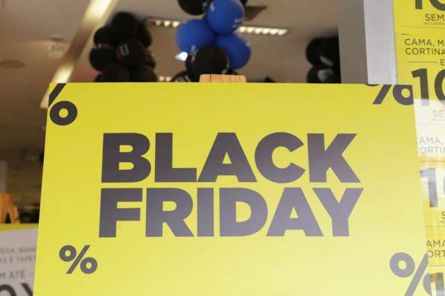 Em dia de Black Friday, shopping  e lojas de rua abrem &agrave; meia-noite