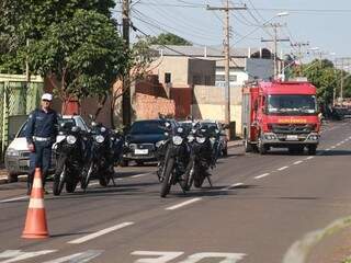 Policiais de trânsito e bombeiros foram encaminhados para o local. (Foto: Marcos Ermínio) 