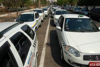 Taxistas bloquearam uma das pistas rua Barão do Rio Branco. (Foto: Simão Nogueira)